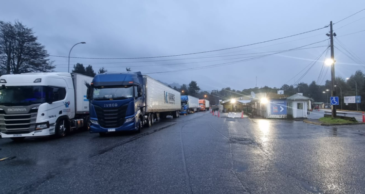 Paso Samoré: tránsito habilitado a vehículos particulares y buses, pero se suspende paso de camiones