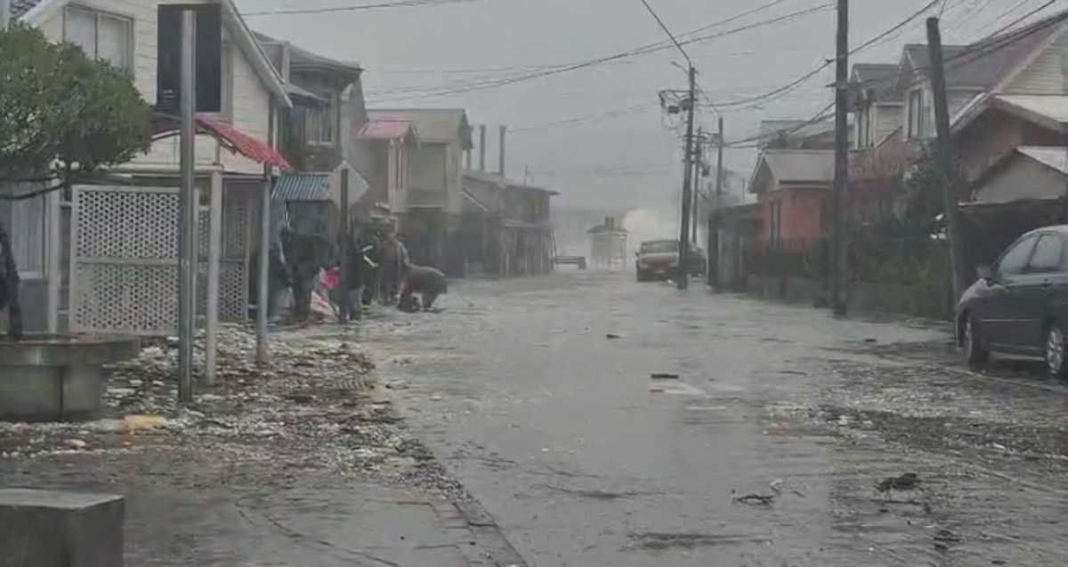 Reportan inundaciones por marejadas y voladuras de techo debido al fuerte viento en Penco