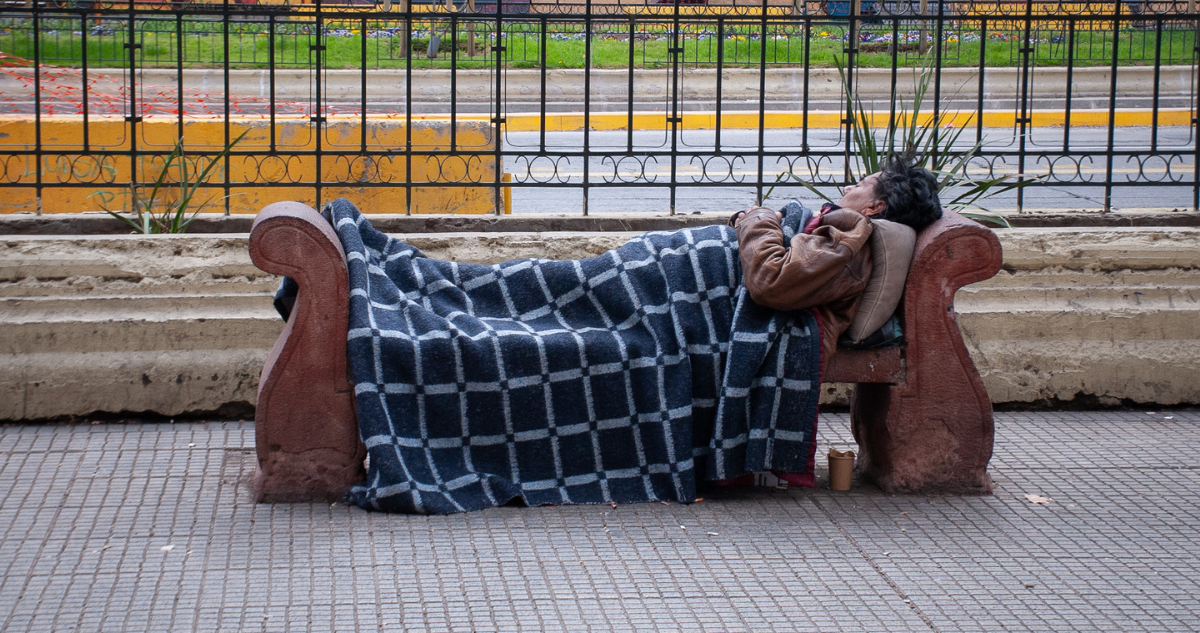 Cómo ayudar a personas en situación de calle ante frío extremo: estos son los teléfonos para llamar
