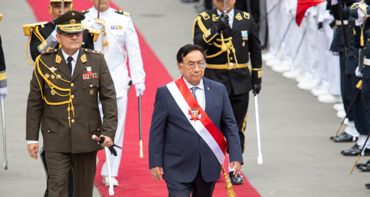 El presidente saliente de Perú, José María Balcázar, llega para entregar la banda presidencial en Lima