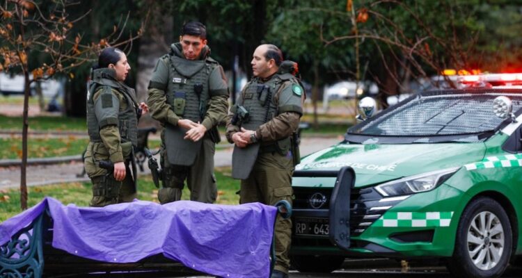 Piden reportar personas en situación de calle en Santiago tras tercera muerte durante sistema frontal