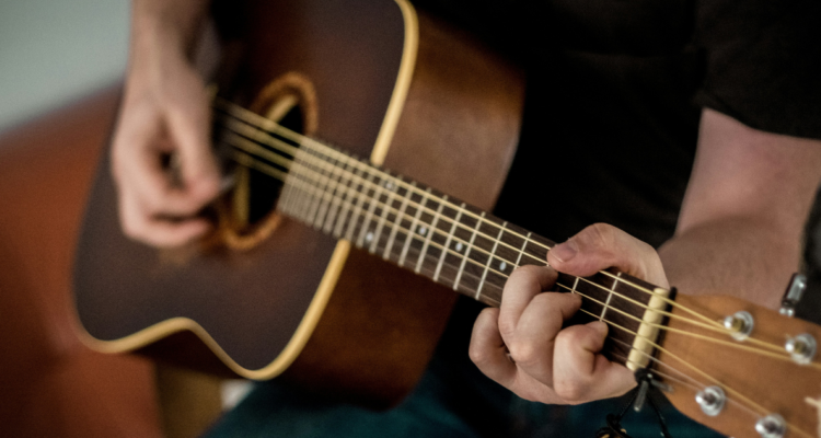 Joven tocando guitarra
