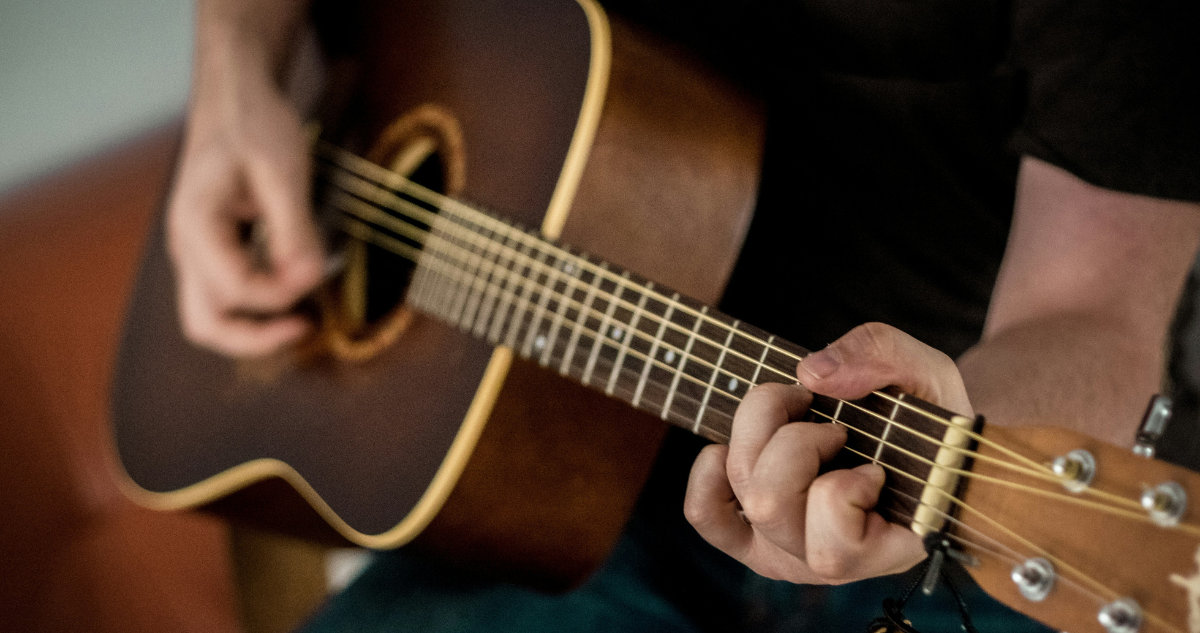 Joven tocando guitarra