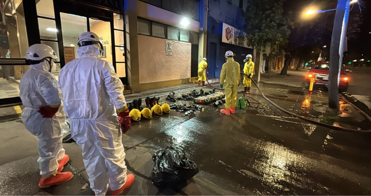 Por presencia de asbesto: realizan descontaminación a Bomberos tras incendio subterráneo en el Metro