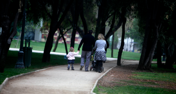 Gobierno advierte los riesgos laborales y gasto fiscal que implicaría el extender postnatal a 1 año