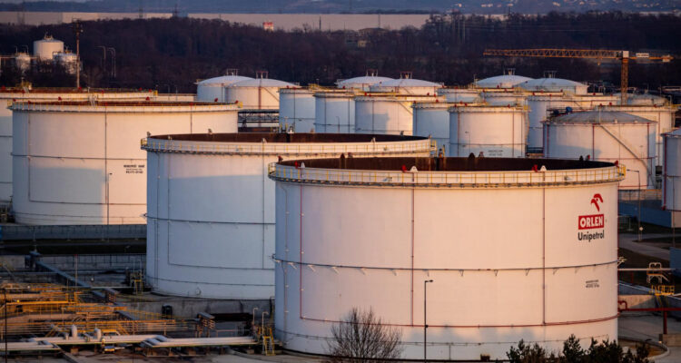 Precios del petróleo caen y dan un respiro tras dos noches sin ataques de EEUU a Irán