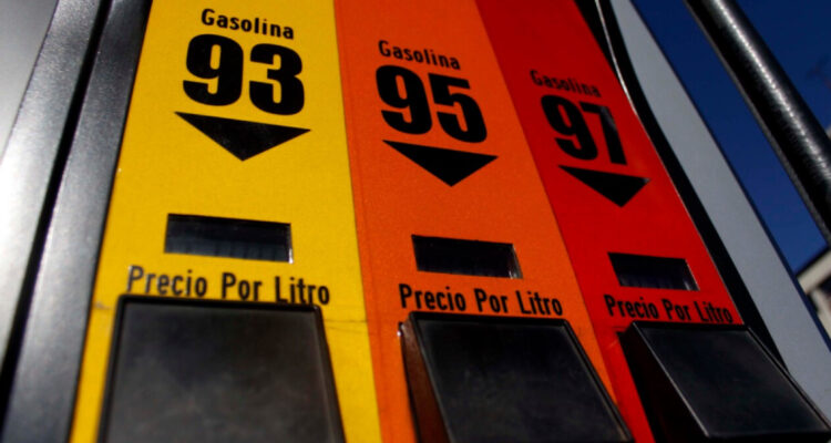 A preparar el bolsillo: las bencinas subirán hasta unos $33 por litro según Enap