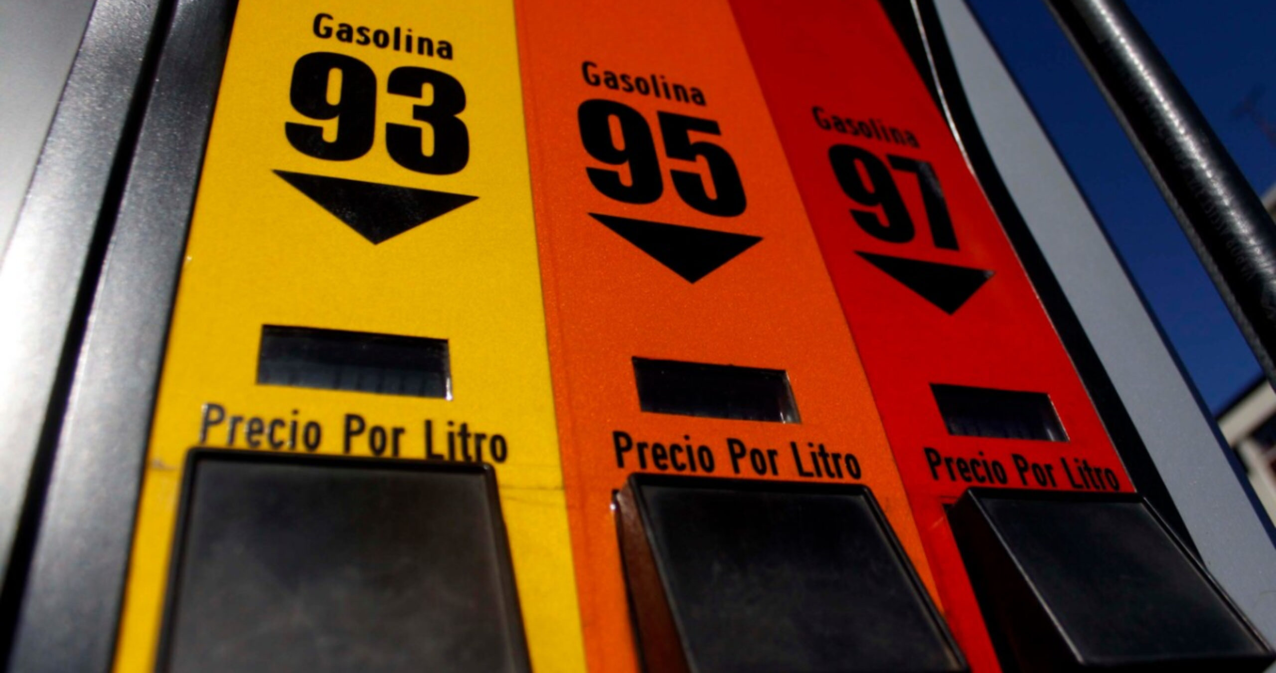 A preparar el bolsillo: las bencinas subirán hasta unos $33 por litro según Enap