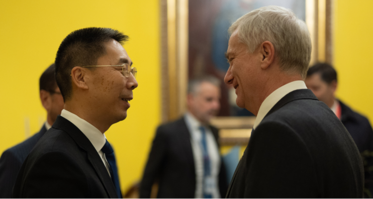 Presidente Kast se reúne con el embajador de China en Chile, Niu Qingbao, en La Moneda