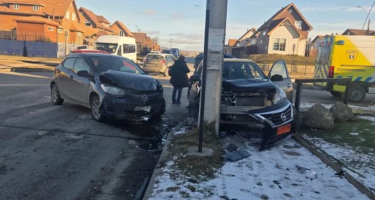 Colisión de colectivo y vehículo particular dejó a una mujer lesionada en Punta Arenas