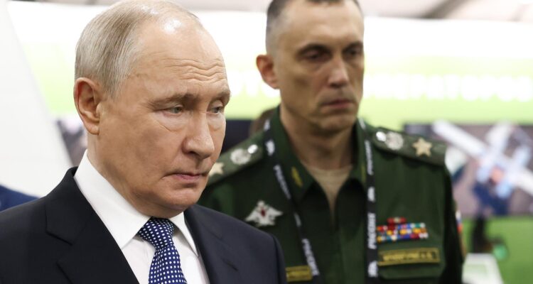 Opositor es excluido de la carrera electoral en Rusia mientras la popularidad de Putin sigue en picada