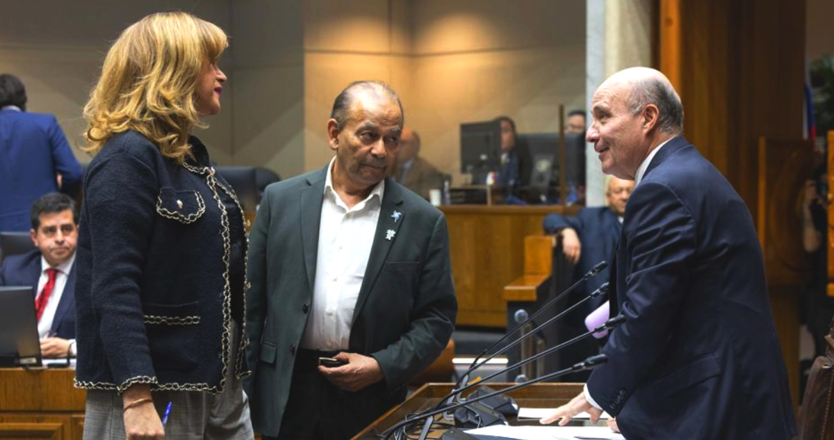Quiebre del PPD: Juventudes, concejales y mesa regional fustigan acuerdo de sus senadores con Gobierno