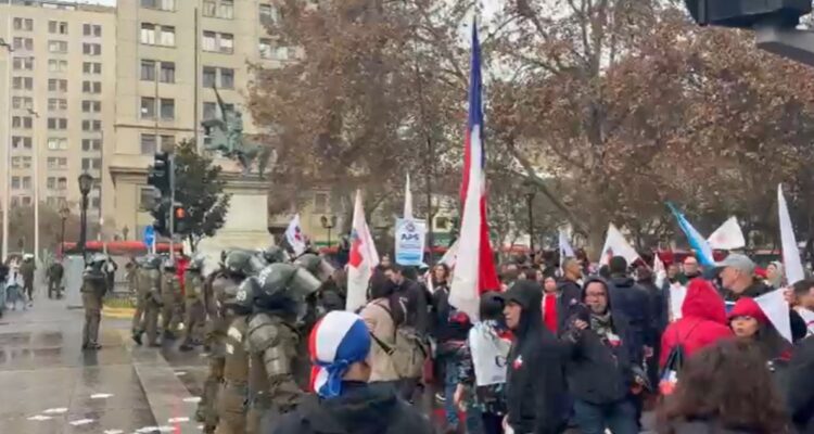 Reportan incidentes y personas detenidas por manifestaciones de Confusam afuera de La Moneda