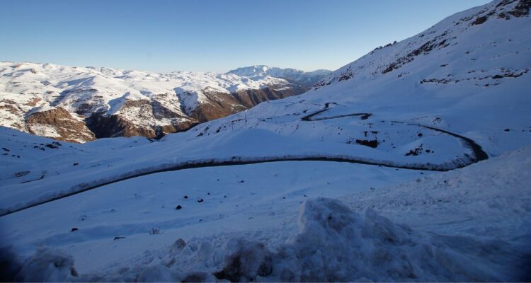 Rescatan a ciudadano estadounidense que quedó atrapado en Valle Nevado mientras esquiaba