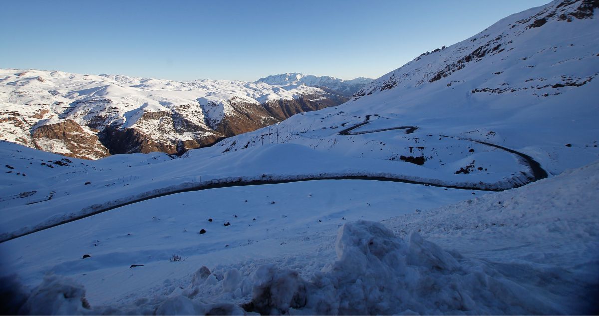 Rescatan a ciudadano estadounidense que quedó atrapado en Valle Nevado mientras esquiaba