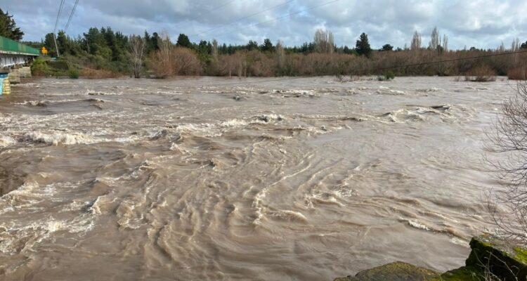 https://media.biobiochile.cl/wp-content/uploads/2026/07/rio-laja-vecinos-temen-desborde-750x400.jpg