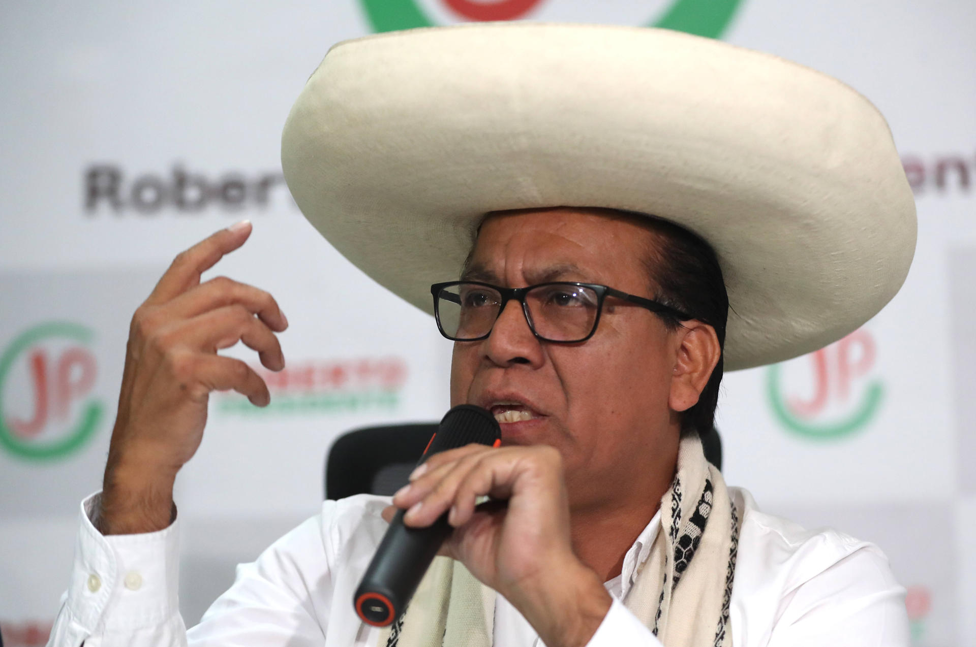El candidato izquierdista a la Presidencia de Perú Roberto Sánchez