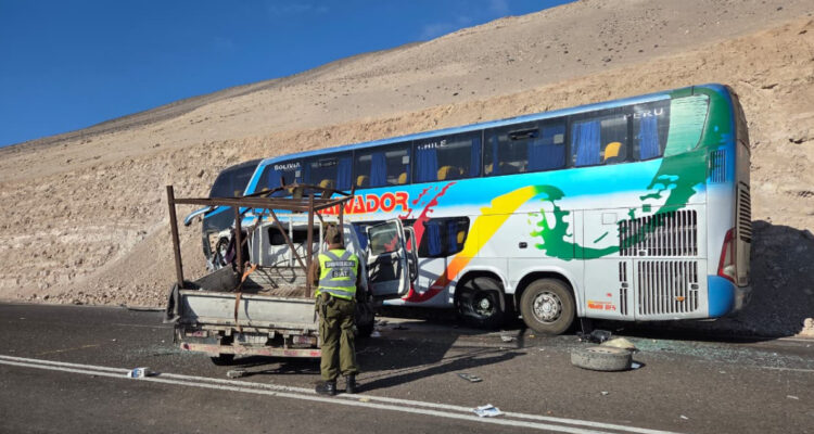 Una persona murió tras colisión entre bus internacional y camioneta en la Ruta 5 en Arica