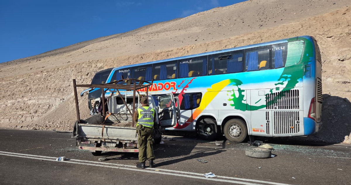 Una persona murió tras colisión entre bus internacional y camioneta en la Ruta 5 en Arica