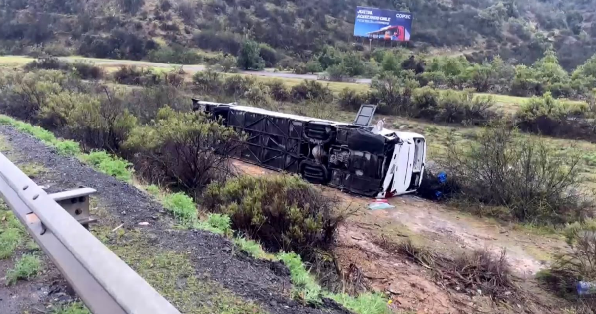 Bus se vuelca en la Ruta 68 en medio de intensa lluvia en la RM: hay 17 heridos