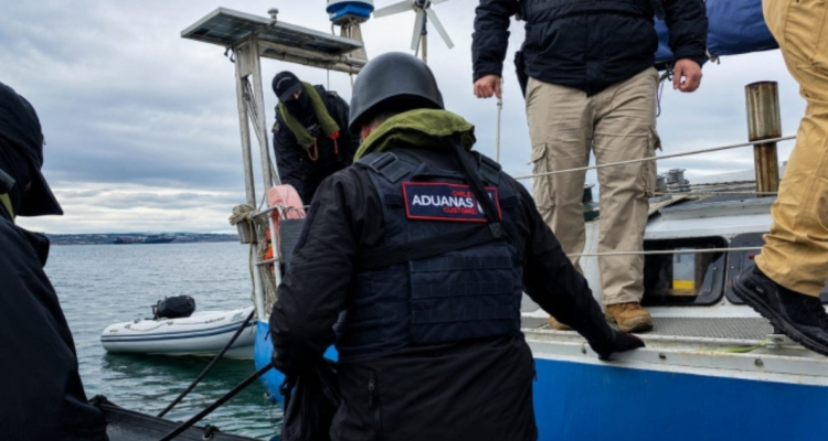 Sacan de circulación velero francés que ofrecía servicios turísticos ilegalmente en Puerto Natales