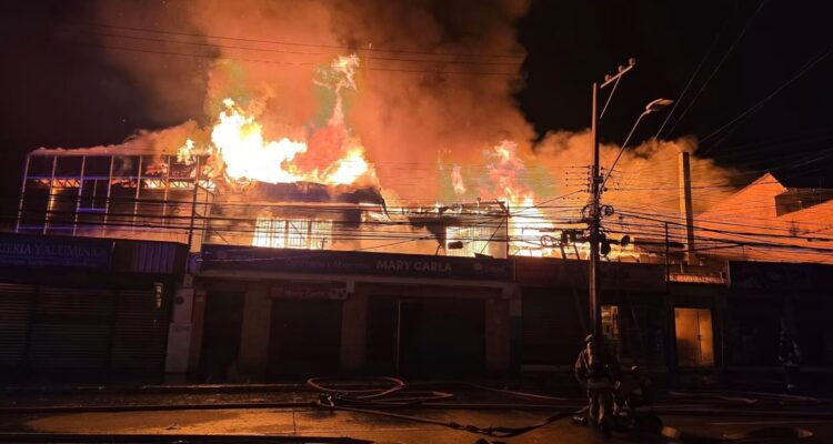 Incendio afecta al menos a ocho locales comerciales en San Antonio