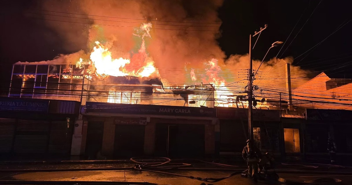 Incendio afecta al menos a ocho locales comerciales en San Antonio
