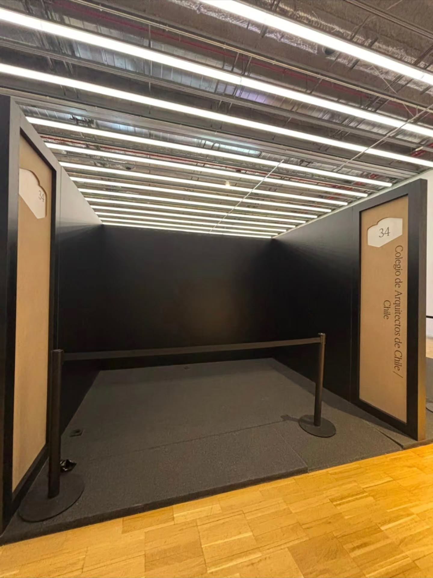 El "stand" vacío que representa a Chile en Congreso Mundial y la respuesta del Colegio de Arquitectos