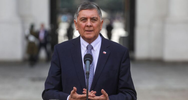 “No es capricho”: gobierno atribuye eventual alza en precios de combustibles a mecanismos establecidos