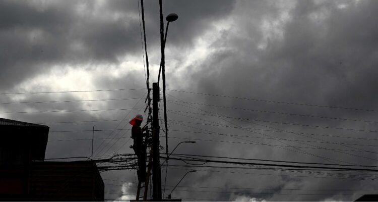 SEC anuncia cargos contra municipio de Cerro Navia por muerte de persona electrocutada durante lluvias