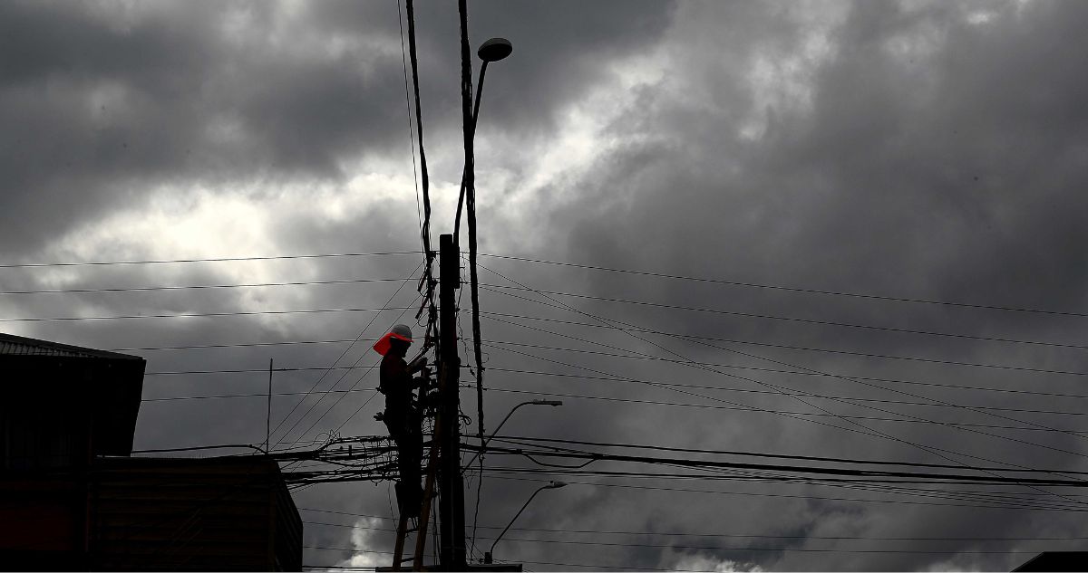 SEC anuncia cargos contra municipio de Cerro Navia por muerte de persona electrocutada durante lluvias