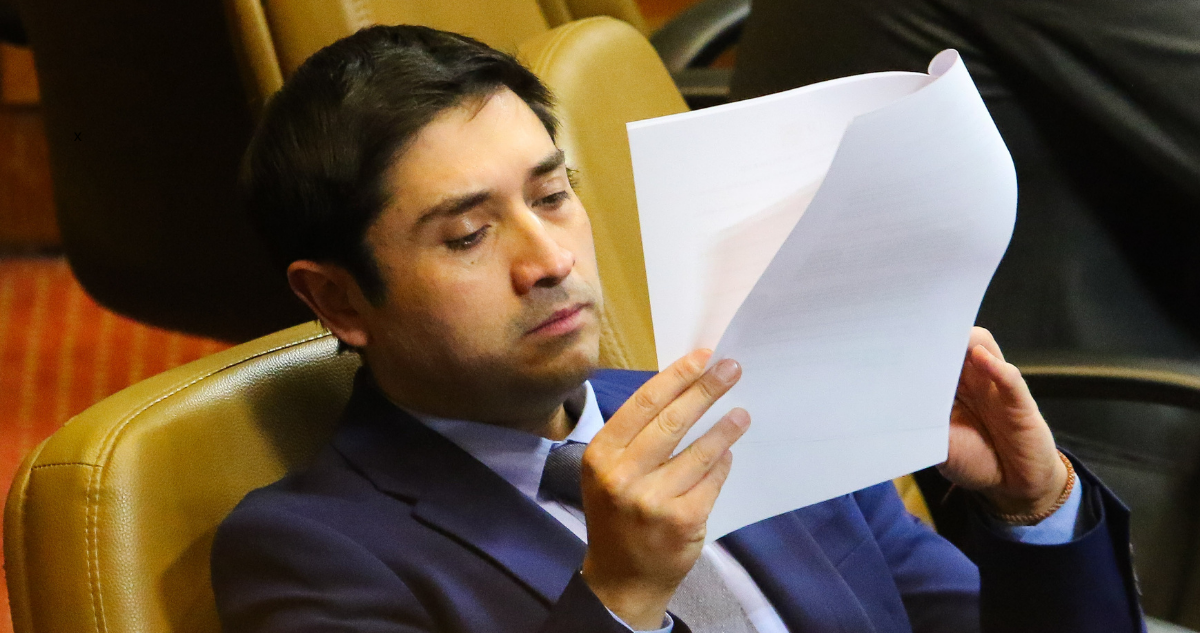 Senador Calisto desarma ofensiva de Fiscalía: tribunal ordena reabrir investigación y desafuero queda en vilo