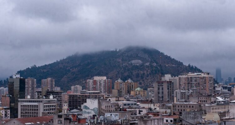 Senapred declara Alerta Temprana Preventiva en 10 comunas de la RM: hay riesgo de aluviones por lluvia