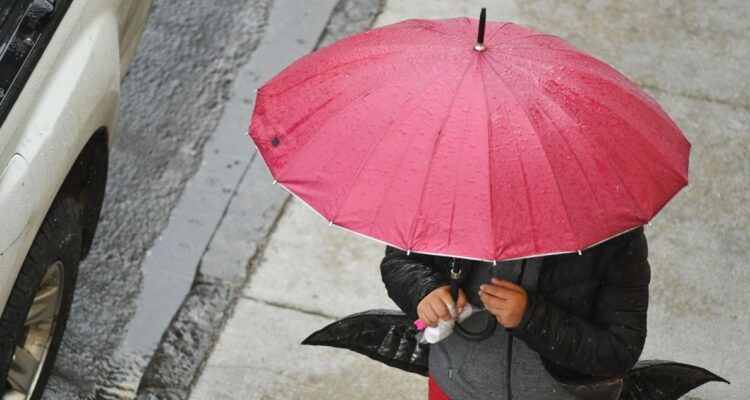 Siguen las heladas y este sábado llegaría la lluvia a la RM: revisa cuánta agua podría caer