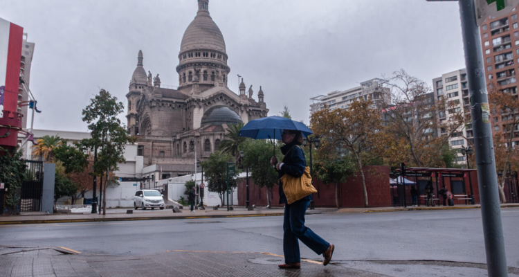 Sistema frontal dejará hasta 100 mm de lluvia en Santiago y vientos de 80 km/h desde el jueves