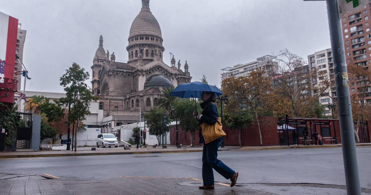 Sistema frontal dejará hasta 100 mm de lluvia en Santiago y vientos de 80 km/h desde el jueves