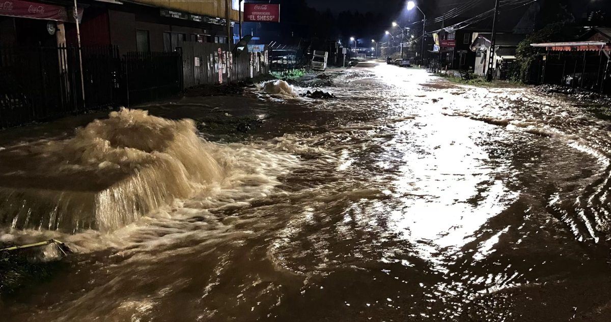 Camino entre Corral y Valdivia cortado y riesgo en viviendas por sistema frontal en región de Los Ríos