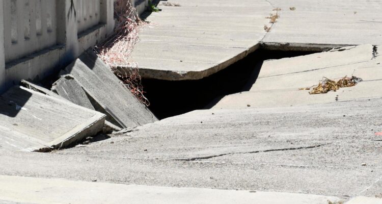 https://media.biobiochile.cl/wp-content/uploads/2026/07/socavon-provoca-problemas-en-los-comercios-de-avenida-altamirano-en-valparaiso-750x400.jpg