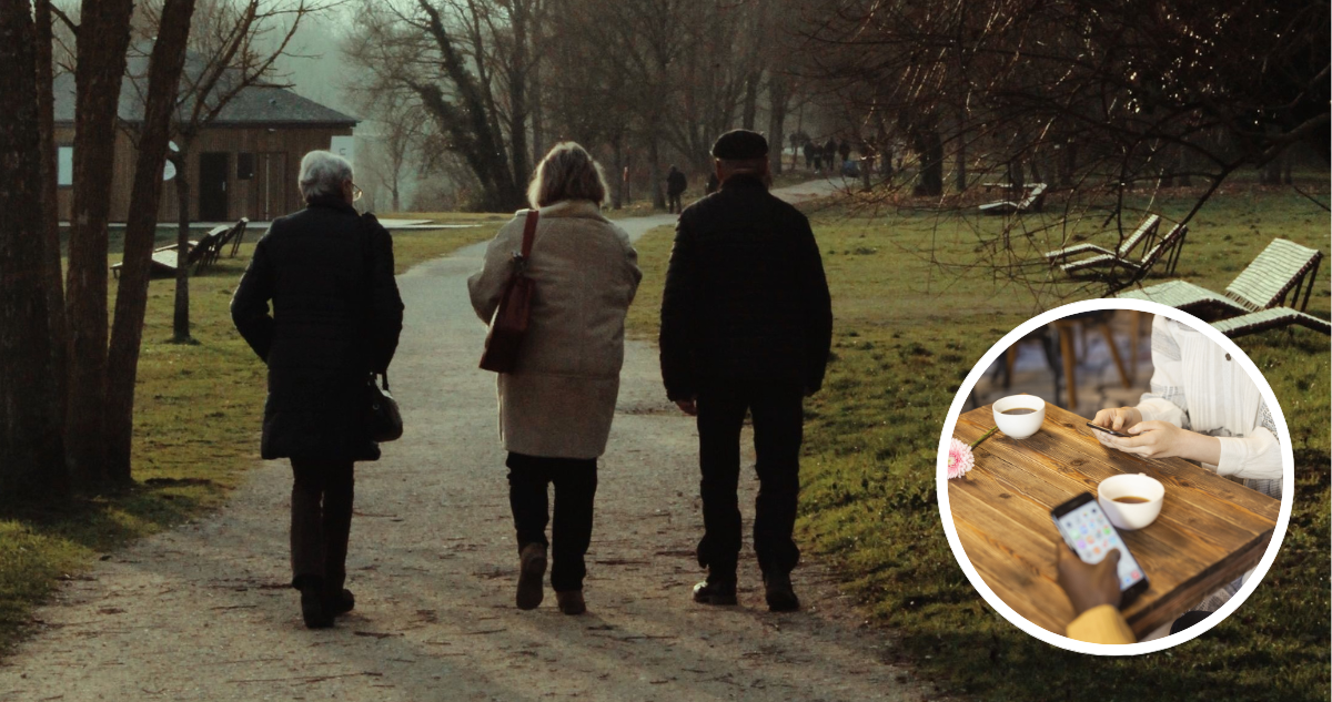 Personas ancianas caminando y jóvenes tomando café mientras miran sus celulares.