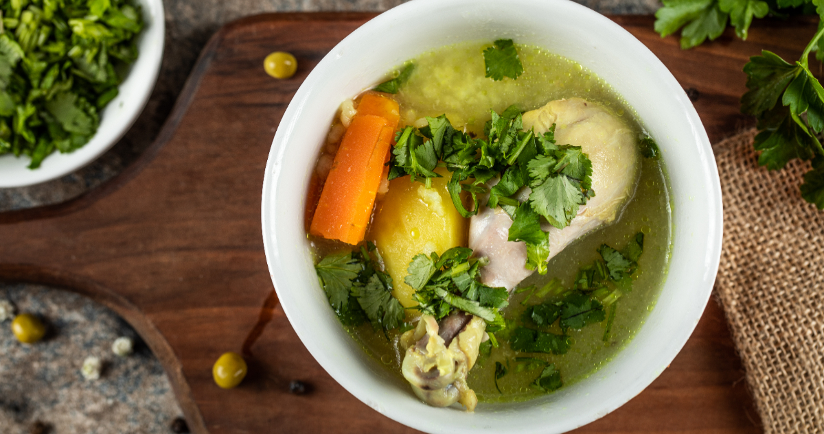 Foto de una sopa de pollo