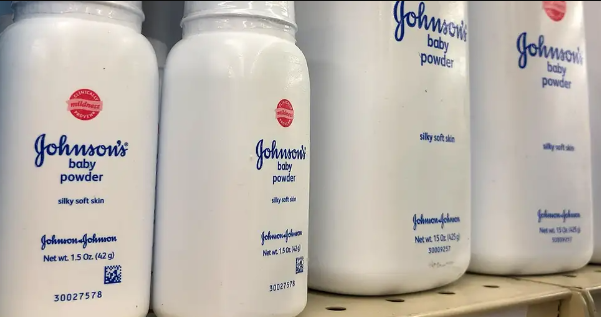 Ofreció pagar una millonada: J&J acumula 76 mil demandas que vinculan a su talco con el cáncer