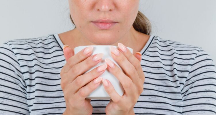 ¿Qué es mejor para el frío, el té o el café? Así debes tomarlo para no sufrir el efecto contrario