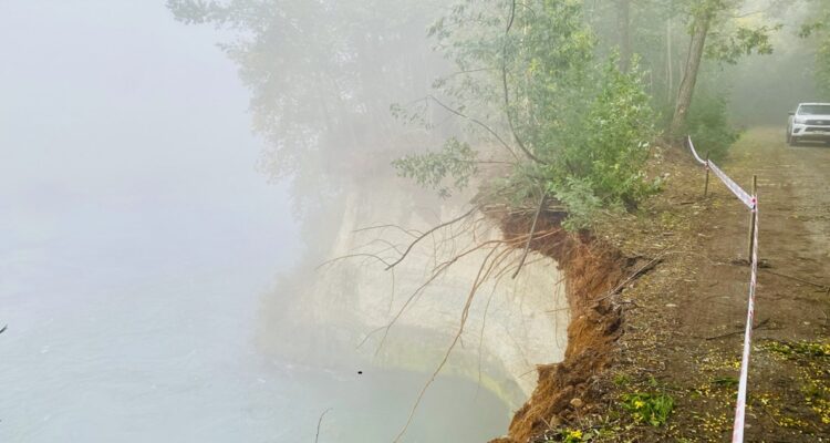 Socavones causados por crecida de Río Toltén moviliza al MOP en Teodoro Schmidt