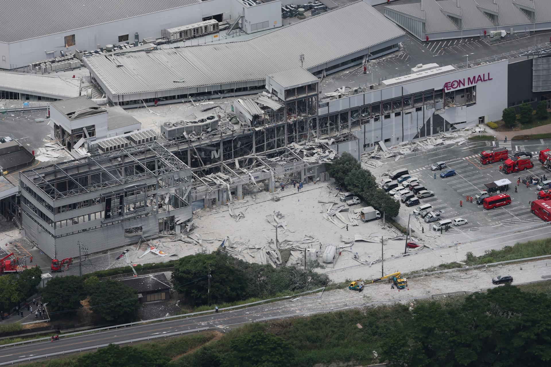 Vista del edificio del centro comercial Aeon Mall en Kumamoto, gravemente dañado tras el terremoto en Kashima