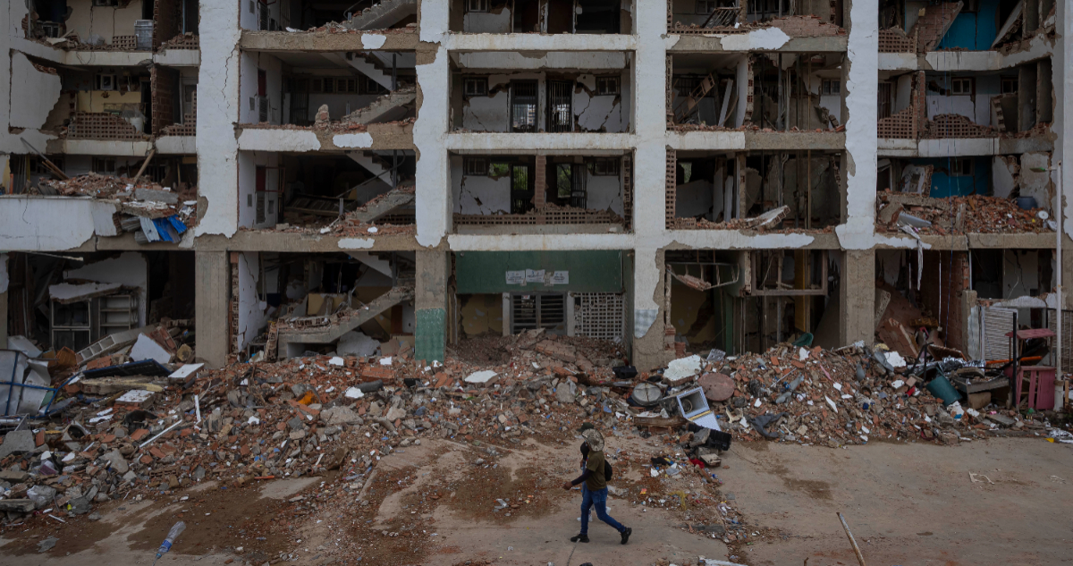 Foto de un edificio con daños tras el doblete sísmico en Venezuela