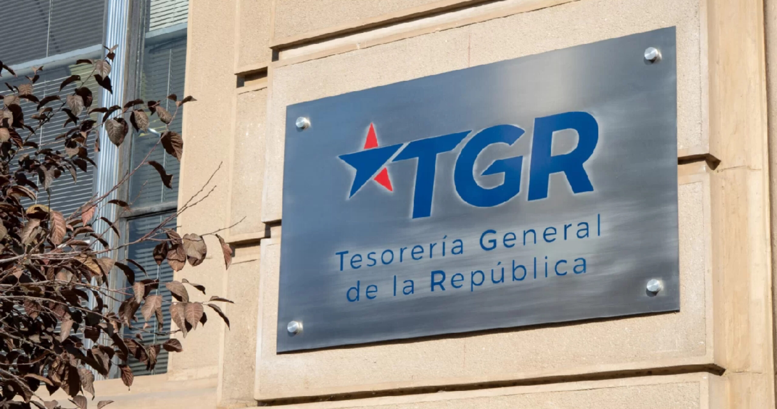 Tesorería hace llamado “urgente” a deudores del CAE para ponerse al día