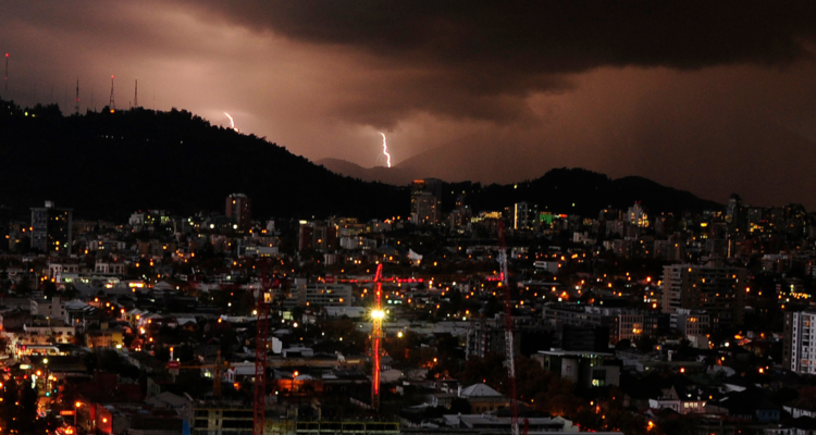 Pronostican tormentas eléctricas para este lunes en la RM y otras 2 regiones: revisa dónde ocurrirían