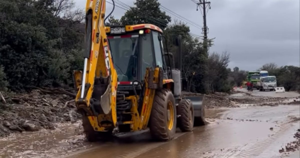 Tras deslizamiento de tierra por lluvia: cierran Camino Chicauma, principal conexión de Tiltil y Lampa