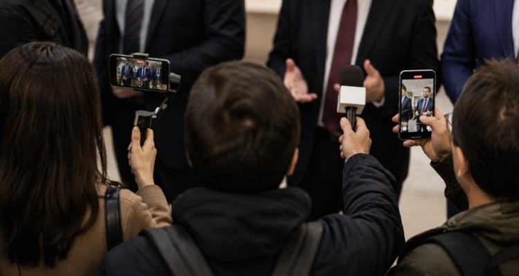 Asesores Comunicacionales grabando a parlamentarios.