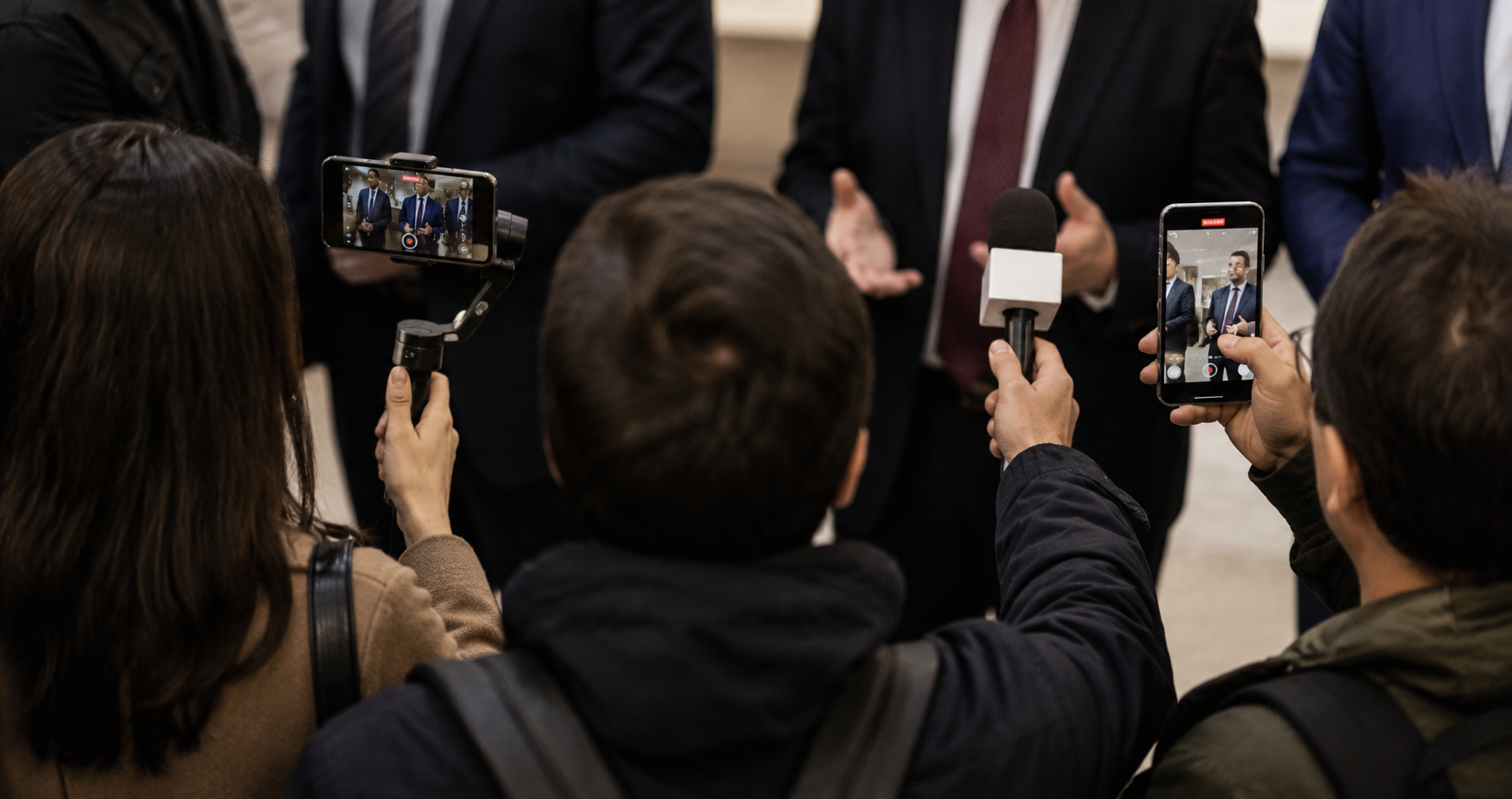 Asesores Comunicacionales grabando a parlamentarios.